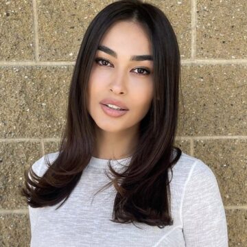 Adrola Dushi çmend rrjetin me bukurinë e saj, me fustan të kuq duket e mahnitshme