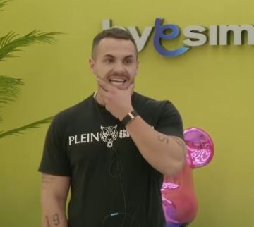 Edi.-3-585x322 Edi i emocionuar dhe me lot në sy falenderon ” Vëllain e madh”, surpriza ishte e papritur për të