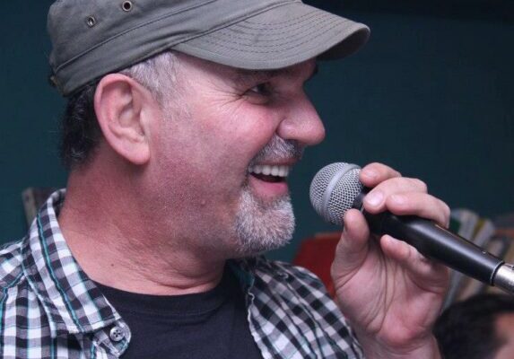 E dhimbshme: Personi më i afërt i Shemit s’mund ta përballojë vdekjen e tij, ua këputi shpirtin të gjithëve me këtë reagim