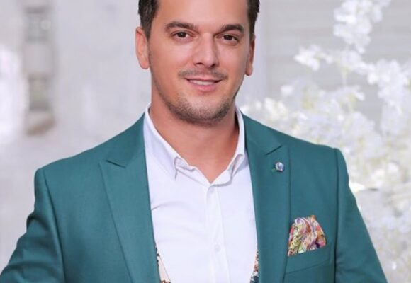 Ylli jo veq emrin por edhe gruan e paska yll, shfaqen të përqafuar me njëri tjetrin