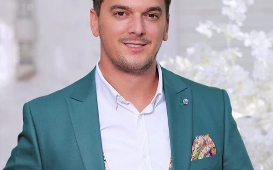 Ylli jo veq emrin por edhe gruan e paska yll, shfaqen të përqafuar me njëri tjetrin