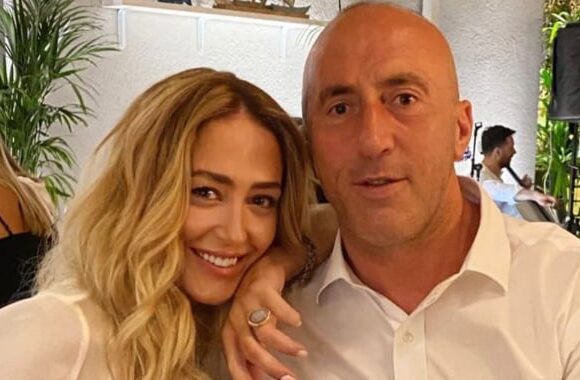 Anita tregon shembullin se si duhet të jetë një grua e përkushtuar, lum Ramushi që e ka atë pranë në kë momente