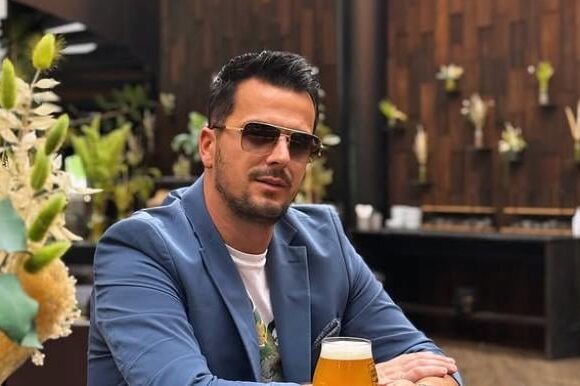 Ylli Demaj vet qenka “yll” i vogël çka e paska gruan, qenka një bukuroshe e vërtetë – edhe grua e devotshme duket