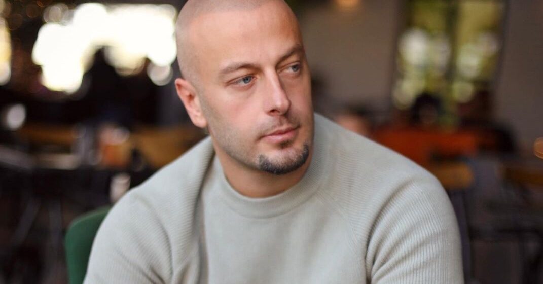 Adrian Gaxha, dikur gjithmonë në qendër të vëmendjes – s’do ta besoni si duket sot