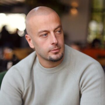 Adrian Gaxha, dikur gjithmonë në qendër të vëmendjes – s’do ta besoni si duket sot