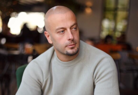 Adrian Gaxha, dikur gjithmonë në qendër të vëmendjes – s’do ta besoni si duket sot