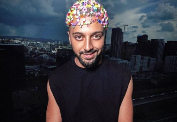 Rikthehet Gjesti pas pauzës së gjatë, kësaj radhe publikon foto me motive festive