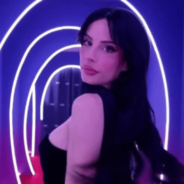 Jasmin. Jasmini hyri pak ditë më parë në shtëpi, por s’do ta besoni me cilin banor të Big Brotherit ka qenë në lidhje