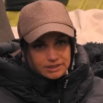 SHKURT E “lëshon bajrakun” edhe Shkurta e BBVK-së, shpërthen në lot, qan më dënesë teksa flet për vuajtjet e saj