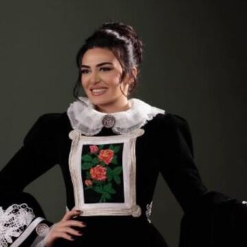 Albina Kelmendi për herë të parë del me veshje tradicionale, ia ka bërë zemrën mal vjehrrës së saj – lum për nusen