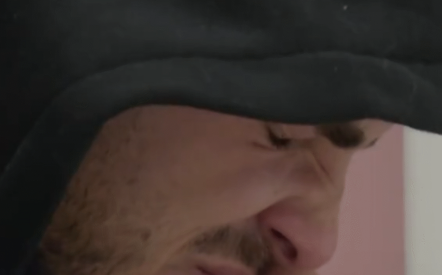 Edi në gjendje të keqe pasi mori vesh të vërtetën për Dolcen, ajo i kërkon largimin, ai shfaqet më i mërzitur se kurrë