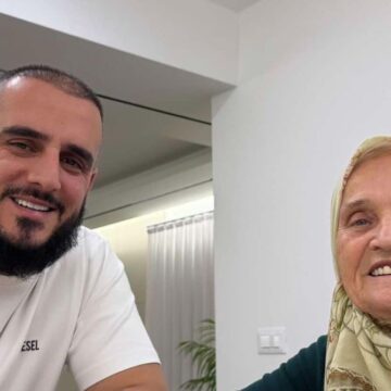 golfd Gold AG bën veprimin e madh për nënën e tij, i emocionoi e përloti të gjithë – sytë e saj tregojnë lumturinë që ka