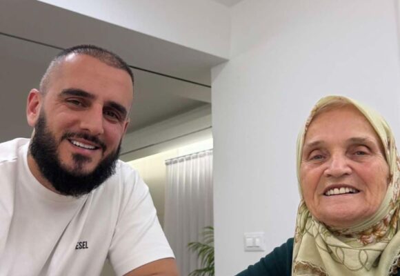 Gold AG bën veprimin e madh për nënën e tij, i emocionoi e përloti të gjithë – sytë e saj tregojnë lumturinë që ka