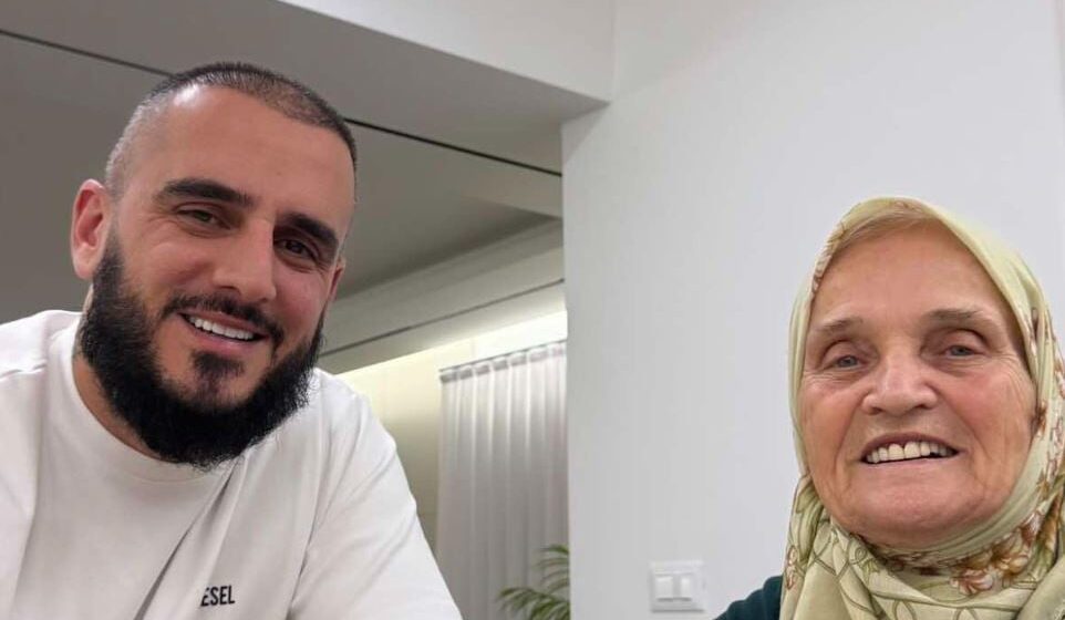 golfd Gold AG bën veprimin e madh për nënën e tij, i emocionoi e përloti të gjithë – sytë e saj tregojnë lumturinë që ka