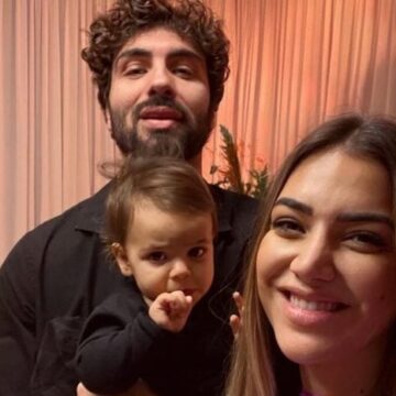 I lanë pas keqkuptimet e përlarjet, bashkohen Ledri e Sara – ky moment i ka emocionuar që të dy, por edhe vajzën