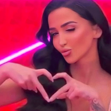 Xheneta në krahët e një burri të famshëm, shfaqen krahë me krahë dhe më të afërt se kurrë më parë