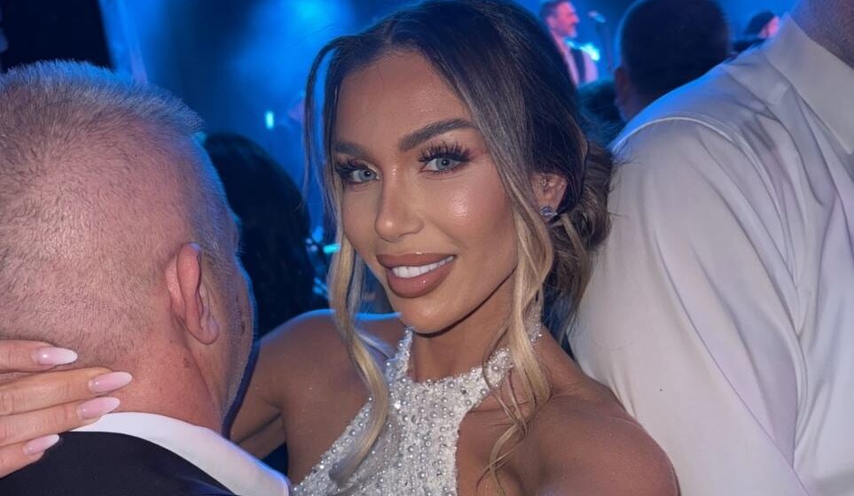 Adelina Tahiri del me burrin e saj, nuk përmbahet as në publik me skena intime – po e kqyrin krejt çka janë aty