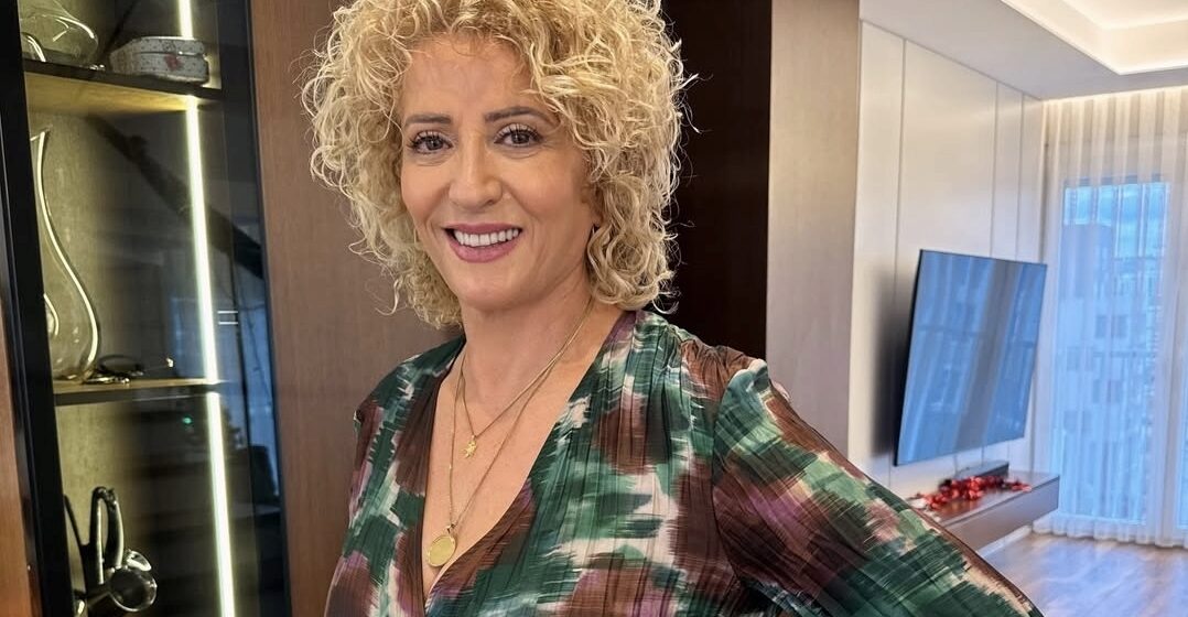 Shkurte Fejza uron Vitin e Ri 2026, habit me stilin e ri të flokëve!