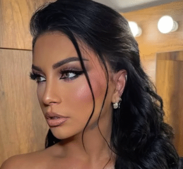 IMG_6362 Shkurtës nuk po i bëhet vonë që doli nga Bigu, ajo e lyer dhe e veshur niset për diku, po duket si pehri