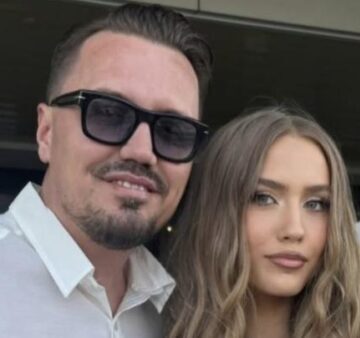 Tara tërheq vëmendje në dasmen e babait të saj, me fustan te shkurt po duket si një barbi