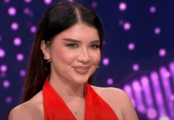 Alba pa menduar dy herë tregon ndërhyrjet e saj estetike , poashtu se ka problem të tregoi se kush ia pagoi ato