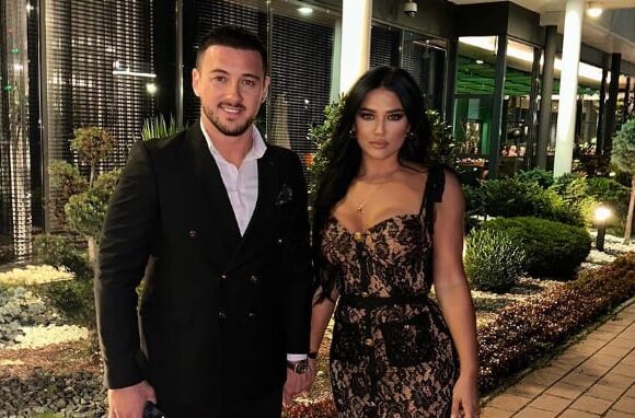 Albatriti ka dalë sonte me gruan e tij, ajo po duket si një loçkë e vërtetë – por ai e ka tepruar me filterin që ka vendosur