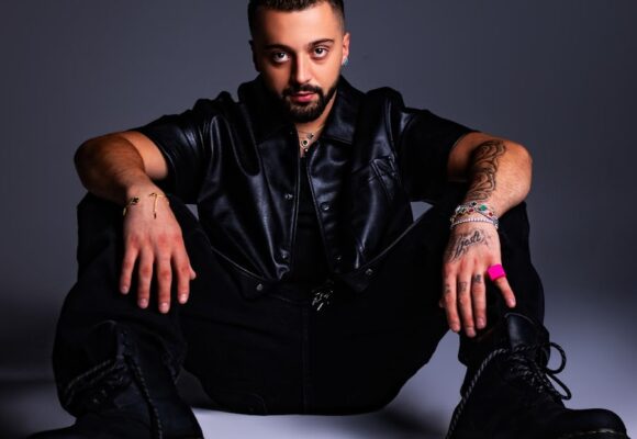 Pak kohë para se të rikthehet në botën e muzikës, Gjesti merr dhuratën më të mirë të mundshme – sa i lumtur