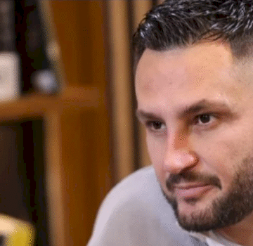 Besi e harron krejt Xhensilën, i bën një dedikim të dashurës së tij të re: Më ke kthyer vajtimin në valle