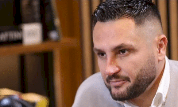 Besi e harron krejt Xhensilën, i bën një dedikim të dashurës së tij të re: Më ke kthyer vajtimin në valle