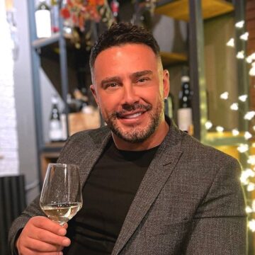 Roberti duket si djalë i ri në pamje por paska kogja vjet, sot festoj ditëlindjen e hiq spo don me u plak