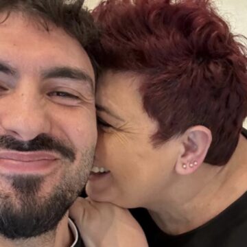 Screenshot Ledri ndan momente emocionuese me nënën e tij, duken aq mirë së bashku