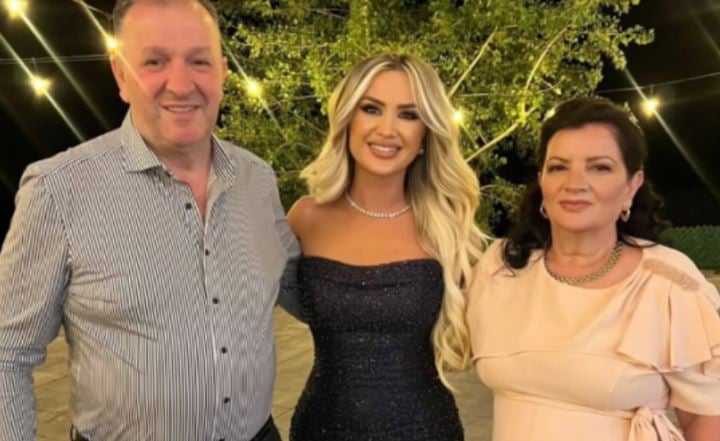 IMG_7122 Festë e madhe në shtëpinë e Engjit dhe Mërgimit, nusja e re ia bën dhuratën e surprizën më të bukur vjehrrës