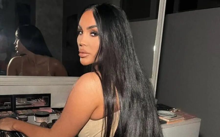 Fjolla ngatërron banjon, në vend që të hyjë tek vajzat, ka hyrë tek burrat – publikon një pamje që i la gojëhapur të gjithë