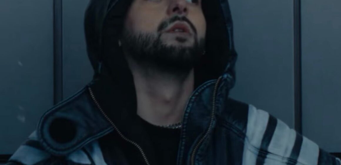 Prekëse: Veç pak minuta para publikimit të këngës së re, Gjestit i kthehet edhe njëherë historia e trishtë me të vëllanë