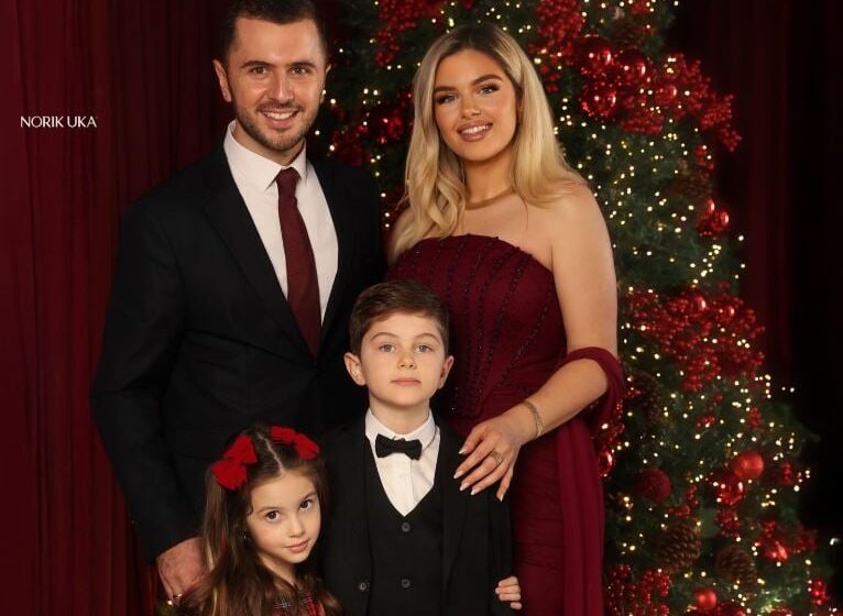 Learta e Kushtrimi me fëmijët bëhen gati për festën e Vitit të Ri, po duken si mos më bukur – katër yje bashkë