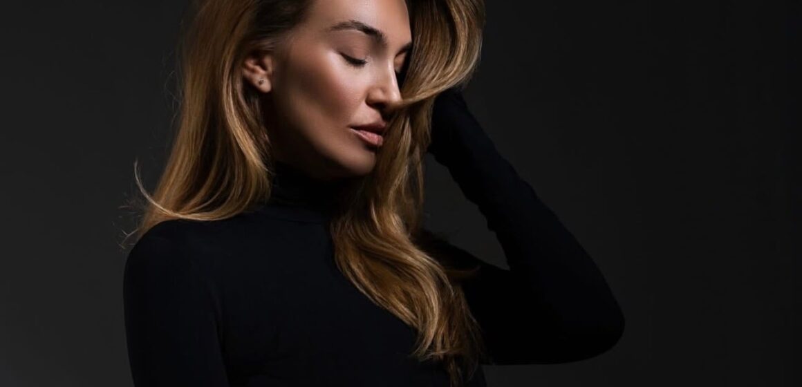 yllkaaaa Yllka Kuqi na prezanton me shtëpinë dhe oborrin e saj, nuk e dinim që ajo bën një jetë të tillë – na befasoi të gjithëve