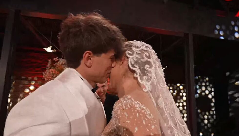 Martohen Klodi dhe Elijona, e japin puthjen e parë si burrë dhe grua (PAMJE)