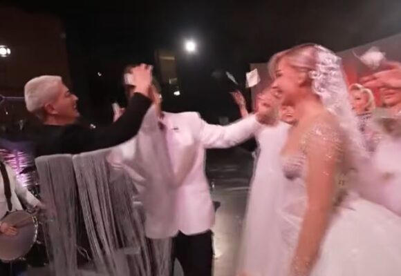 Momenti kur çifti Elijona dhe Klodi mbulohet me para në dasmë