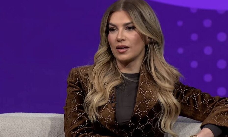 Screenshot Leonora Jakupi e thotë publikisht: Po, ndonjëherë e veshi jelekun antiplumb