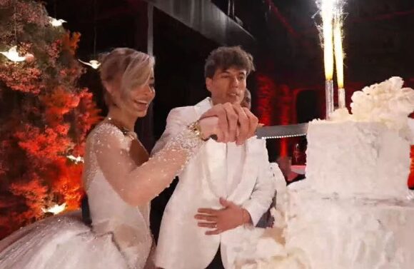 Prehet torta në dasmën e Klodit dhe Elijonës – emocione e puthje të forta mes dyshes