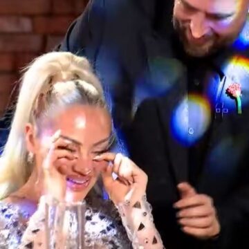 Nuk e mbajti veten më gjatë, Benita plas në lot në dasmën e Klodit dhe Elijonës