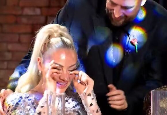 Nuk e mbajti veten më gjatë, Benita plas në lot në dasmën e Klodit dhe Elijonës