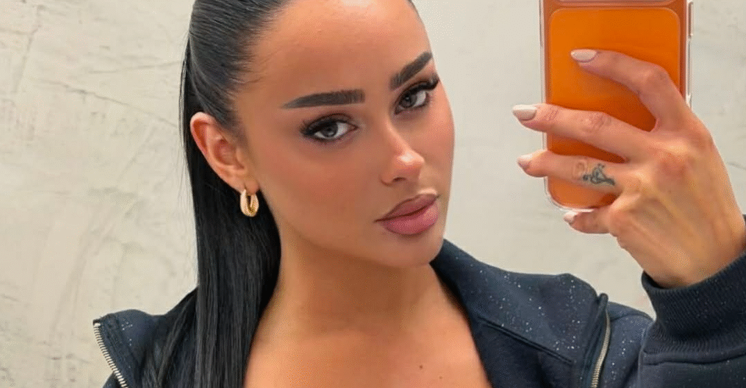 Egli shfaqet nga palestra, “ekspozon” trupin si peshk dhe ndez rrjetin