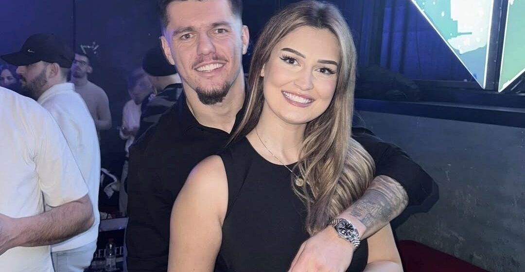 Vesa prek ndjekësit, publikon një imazh të bukur të Mirlindit me vajzën