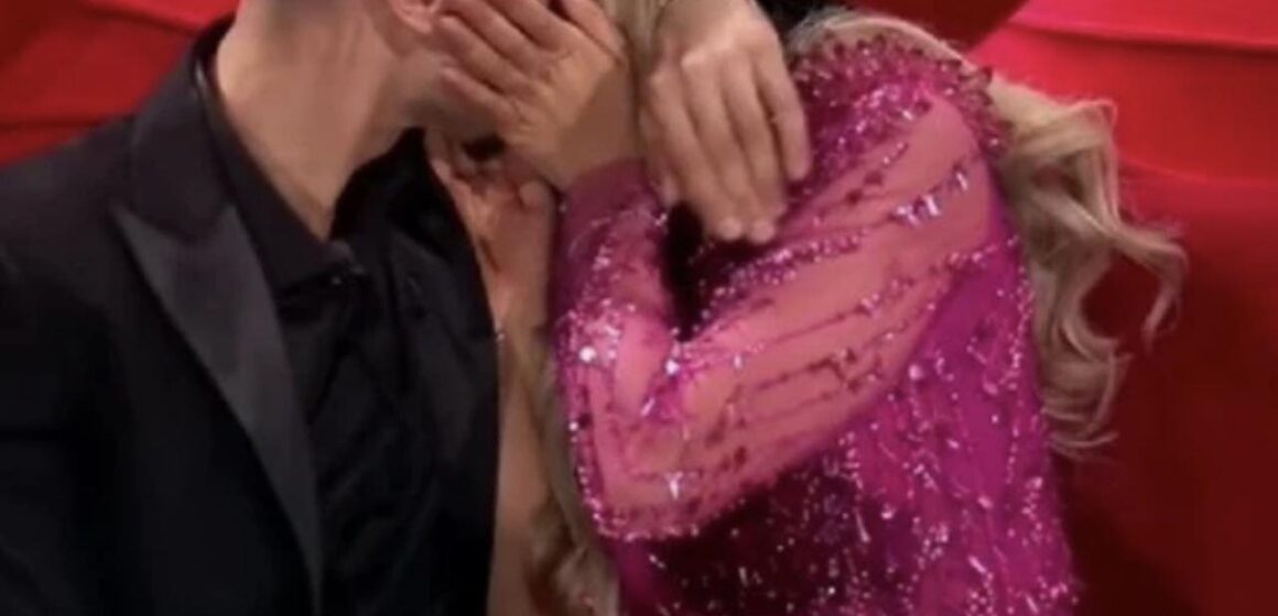 Më në fund i tha “PO”, Brikena dhe Mateo shkëmbejnë puthjen e parë para mijëra shqiptarëve