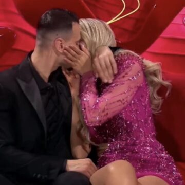 Më në fund i tha “PO”, Brikena dhe Mateo shkëmbejnë puthjen e parë para mijëra shqiptarëve