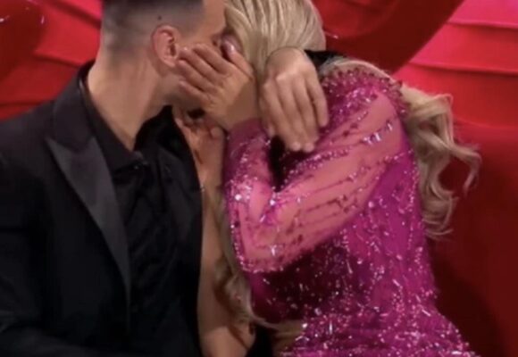 Më në fund i tha “PO”, Brikena dhe Mateo shkëmbejnë puthjen e parë para mijëra shqiptarëve