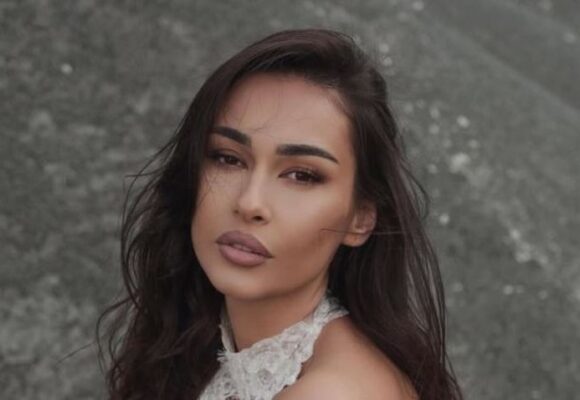 Pasi e bën lidhjen publike, martohen Adrola dhe Capital T – nusja ka veshur vellon më të bukur që keni parë