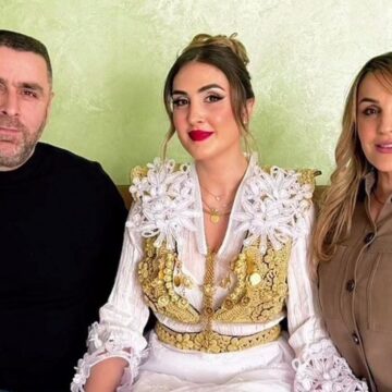 Dona Çika e Afërdita Demakut vishet me dimija, shkon te prindërit dhe u bën hyzmet me këtë veshje