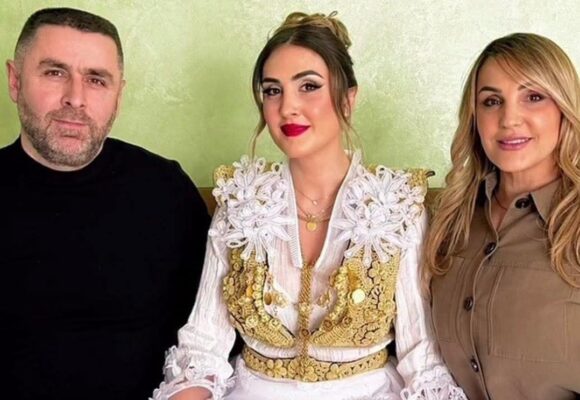 Çika e Afërdita Demakut vishet me dimija, shkon te prindërit dhe u bën hyzmet me këtë veshje